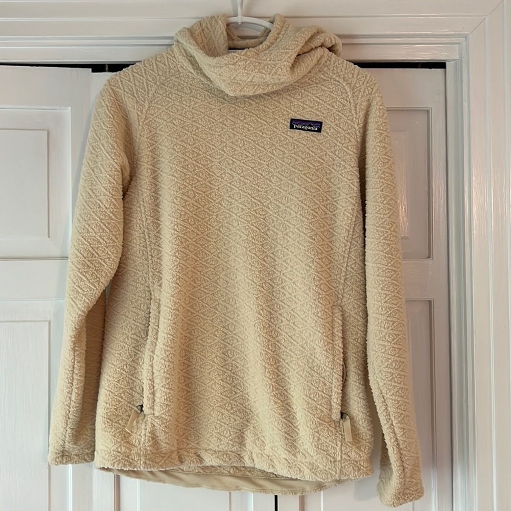 Womens Patagonia cream pullover with pockets.